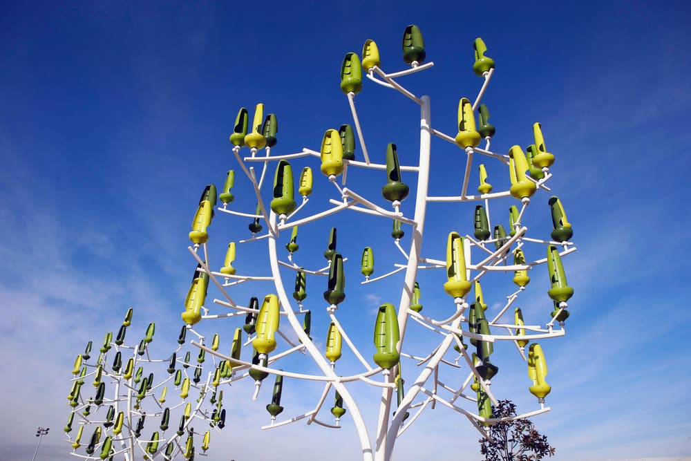 Wenn Unternehmen kreativ sind (hier der Eneregiekonzern Engie SA): Am Windbaum ist jedes Blatt ist eine Windturbine. (Bild: AP Photo/Francois Mori)