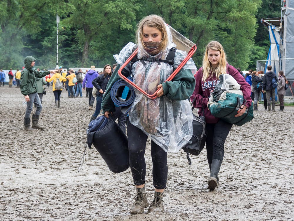 Open Air OpenAir St. Gallen 2017. Do 29. Juni bis SO 2. Juli 2017. Sonntagnachmittag: Festivalpublikum in Regen. (Bild: Hanspeter Schiess)