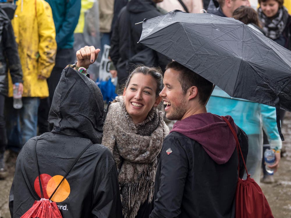 Open Air OpenAir St. Gallen 2017. Do 29. Juni bis SO 2. Juli 2017. Sonntagnachmittag: Festivalpublikum in Regen. (Bild: Hanspeter Schiess)