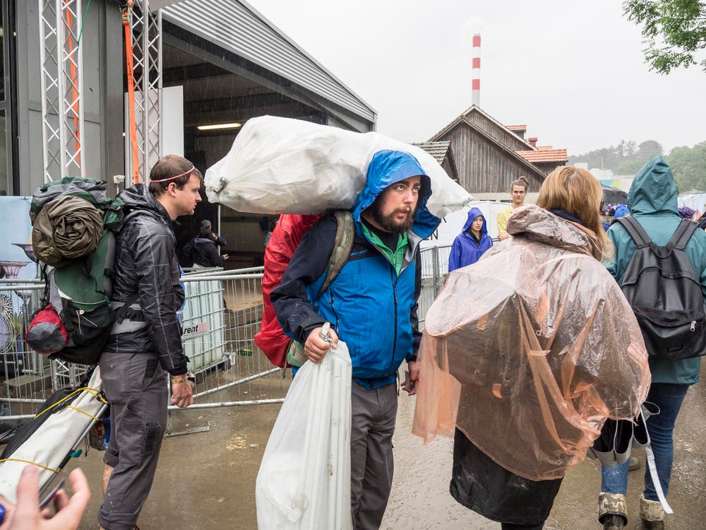 Open Air OpenAir St. Gallen 2017. Do 29. Juni bis SO 2. Juli 2017. Bilder vom Sonntag. Aufbruchstimmung beim Verlassen des Geländes. (Bild: Hanspeter Schiess)