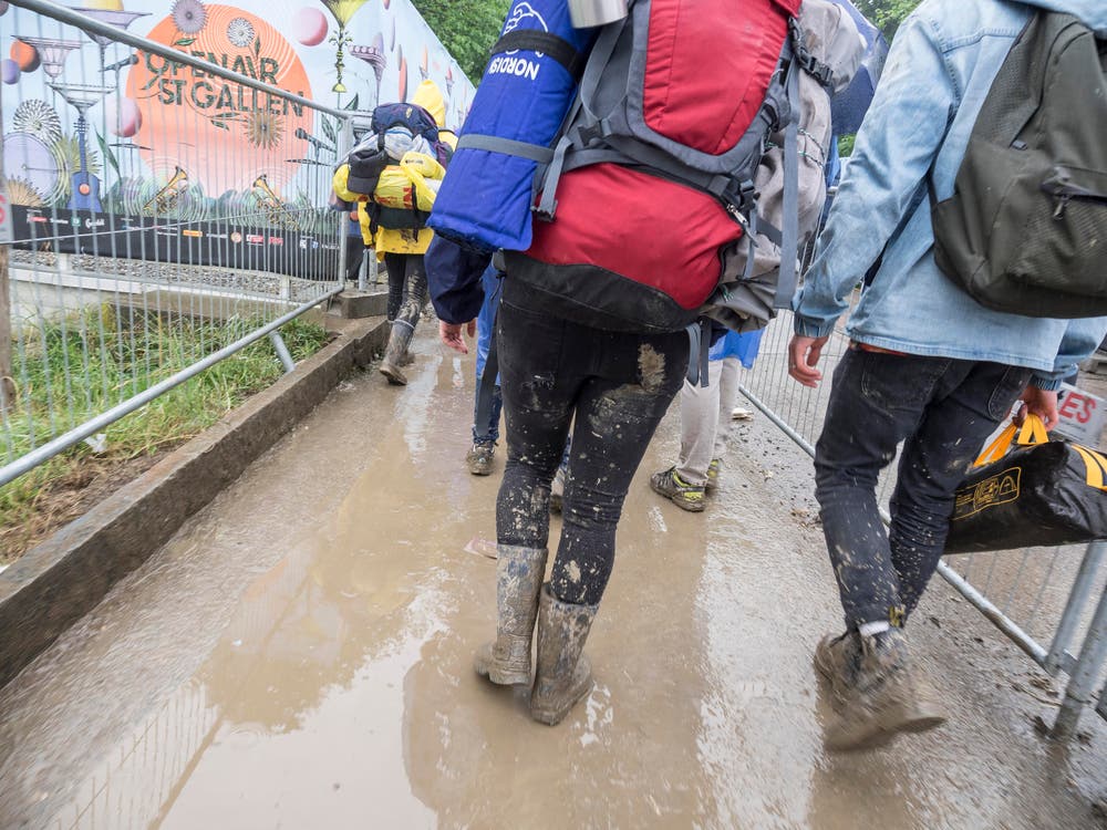 Open Air OpenAir St. Gallen 2017. Do 29. Juni bis SO 2. Juli 2017. Bilder vom Sonntag. Aufbruchstimmung beim Verlassen des Geländes. (Bild: Hanspeter Schiess)