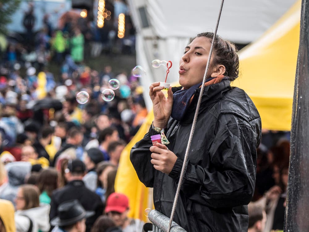 Open Air OpenAir St. Gallen 2017. Do 29. Juni bis SO 2. Juli 2017. Sonntagnachmittag: Festivalpublikum in Regen. (Bild: Hanspeter Schiess)