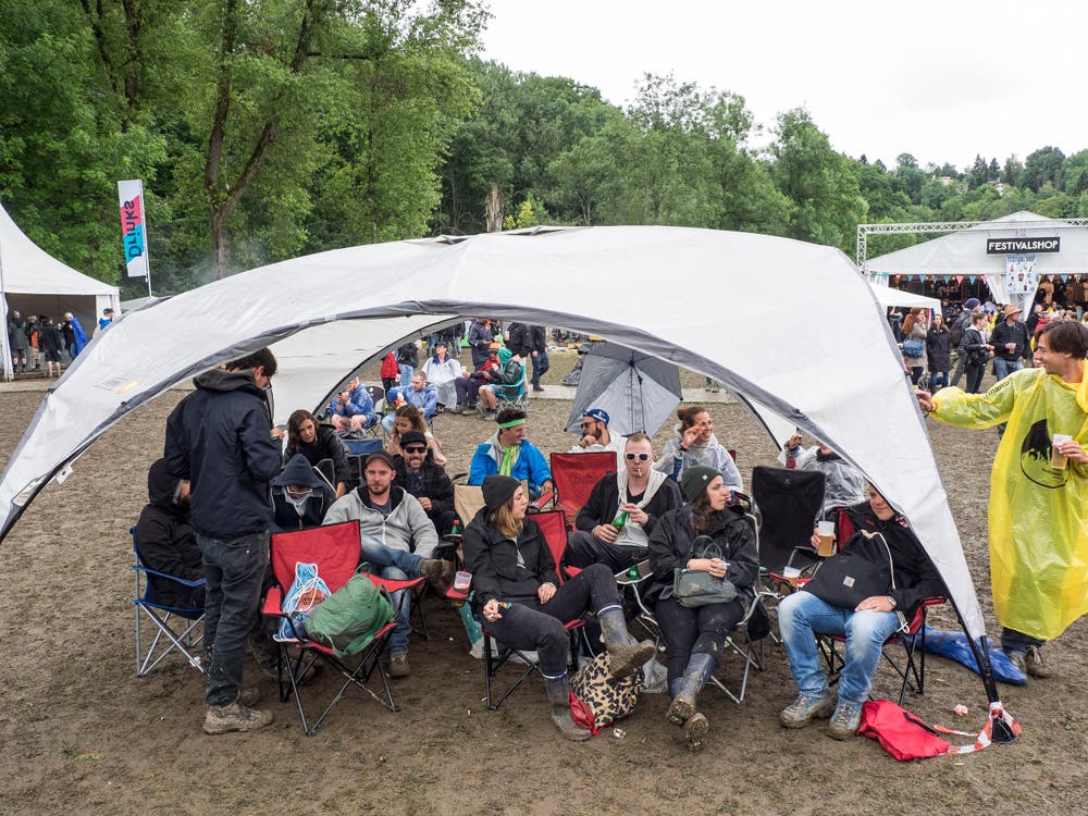 Open Air OpenAir St. Gallen 2017. Do 29. Juni bis SO 2. Juli 2017. Sonntagnachmittag: Festivalpublikum in Regen. (Bild: Hanspeter Schiess)