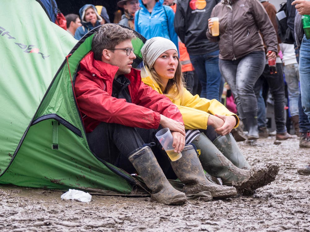 Open Air OpenAir St. Gallen 2017. Do 29. Juni bis SO 2. Juli 2017. Sonntagnachmittag: Festivalpublikum in Regen. (Bild: Hanspeter Schiess)