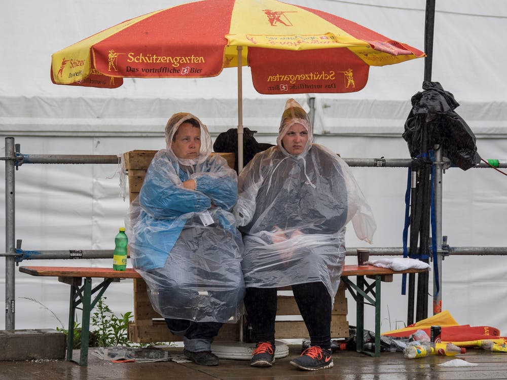 Open Air OpenAir St. Gallen 2017. Do 29. Juni bis SO 2. Juli 2017. Sonntagnachmittag: Festivalpublikum in Regen. (Bild: Hanspeter Schiess)