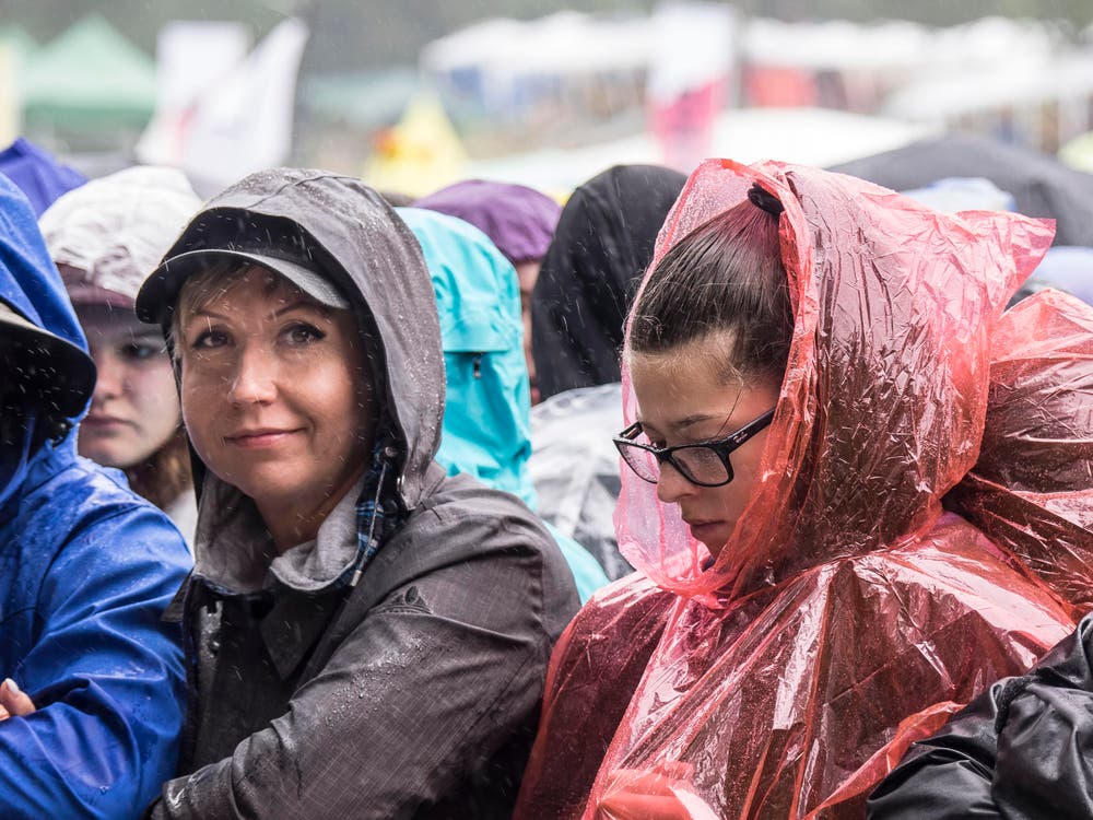 Open Air OpenAir St. Gallen 2017. Do 29. Juni bis SO 2. Juli 2017. Sonntagnachmittag: Festivalpublikum in Regen. (Bild: Hanspeter Schiess)