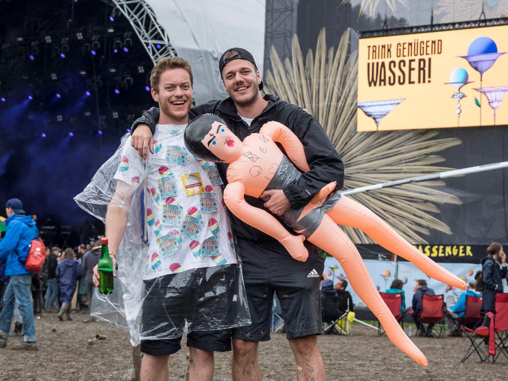 Open Air OpenAir St. Gallen 2017. Do 29. Juni bis SO 2. Juli 2017. Sonntagnachmittag: Festivalpublikum in Regen. (Bild: Hanspeter Schiess)