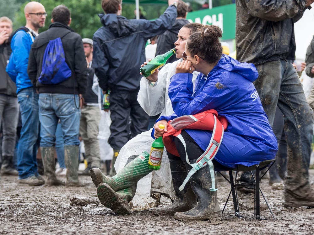 Open Air OpenAir St. Gallen 2017. Do 29. Juni bis SO 2. Juli 2017. Sonntagnachmittag: Festivalpublikum in Regen. (Bild: Hanspeter Schiess)