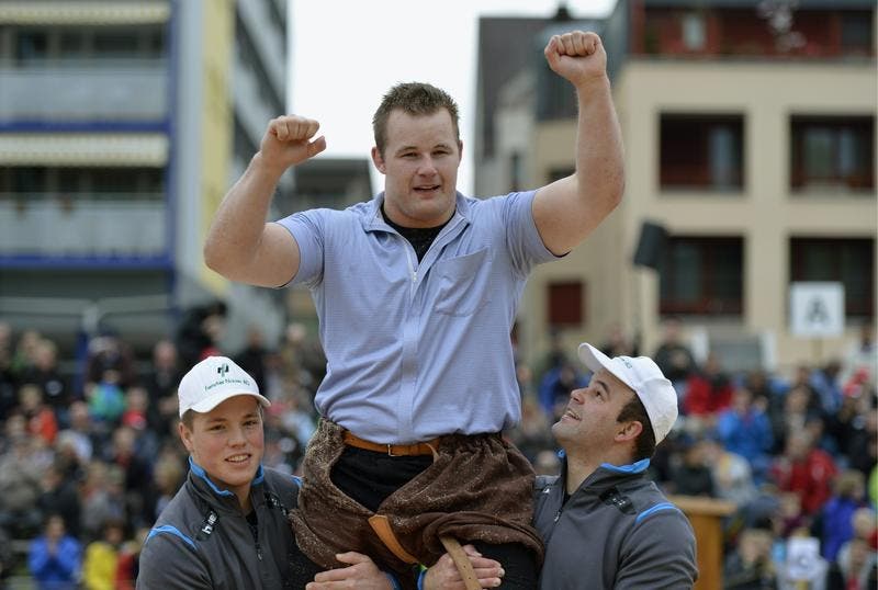 Christian Schuler feiert seinen Sieg gegen Peter Imfeld im Schlussgang beim Zuger Kantonalen Schwingfest. (Bild: Keystone)