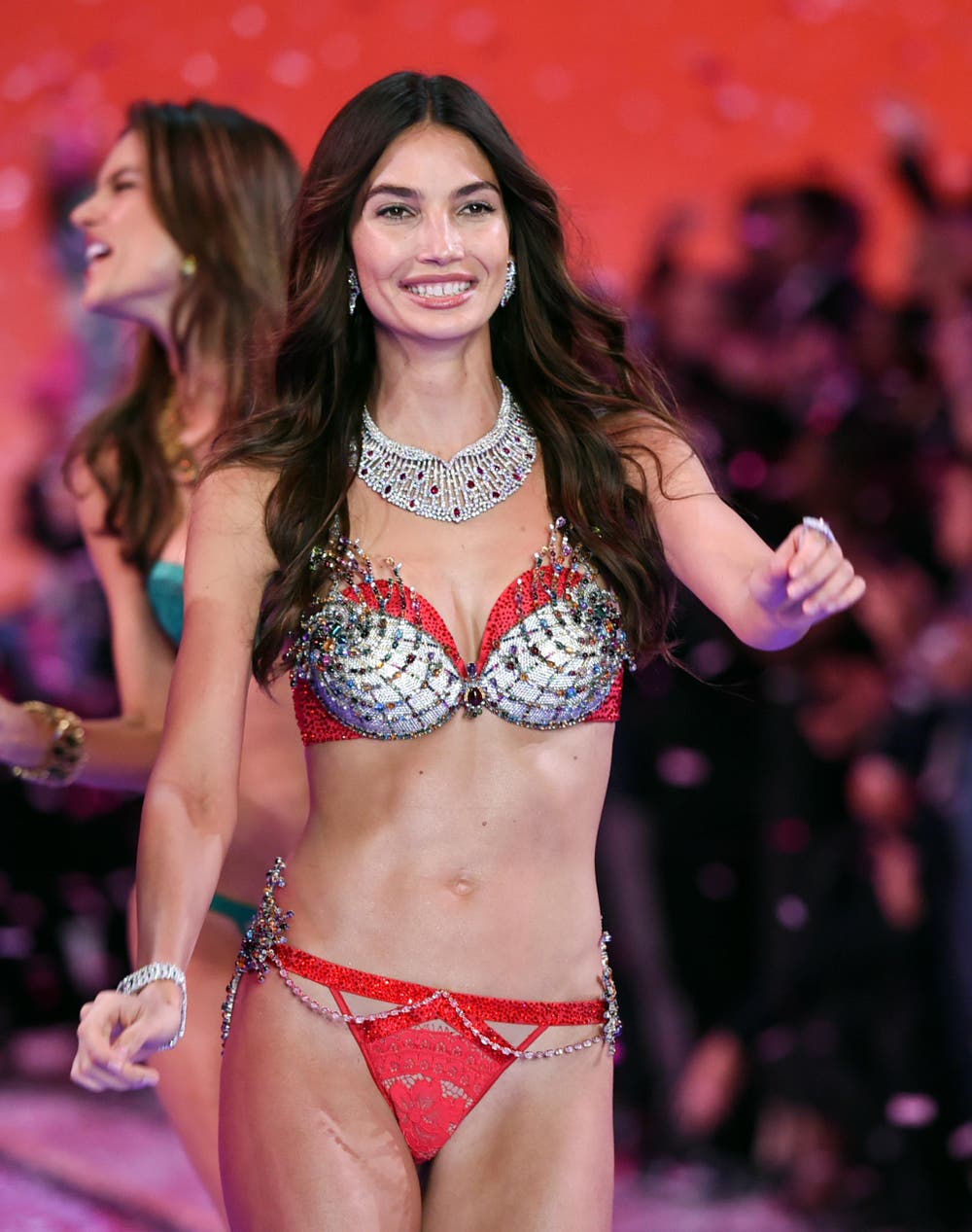 Model Lily Aldridge im speziellen BH. (Bild: Keystone)