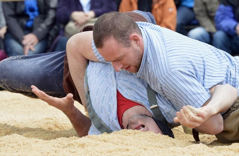 Ivo Laimbacher, oben, gegen Bruno Linggi, im 4. Gang. (Bild: Keystone)