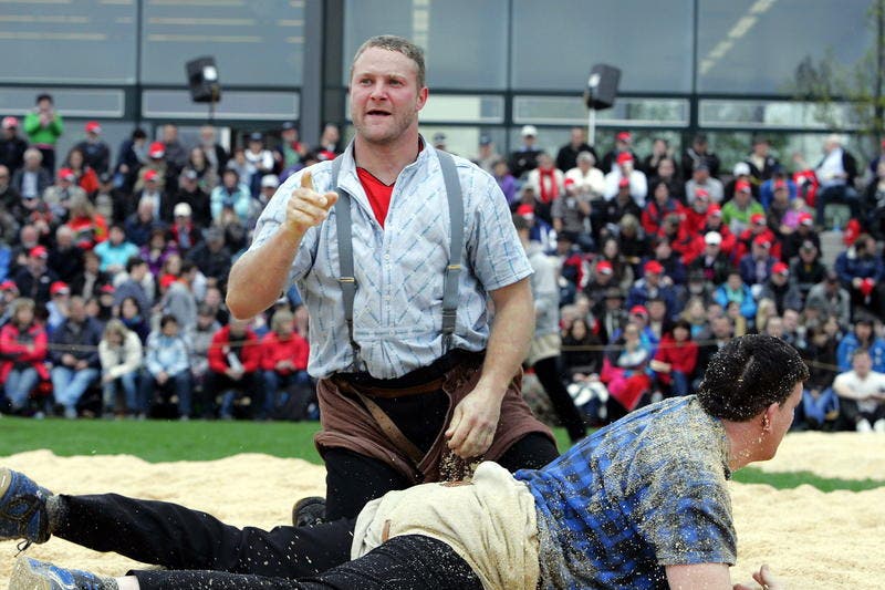 Andreas Ulrich (oben) gewinnt gegen Florian Hasler. (Bild: Werner Schelbert / Neue ZZ)