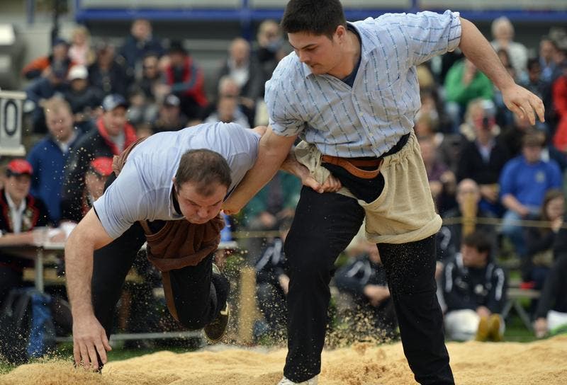 Mike Müllestein, rechts, gegen Philipp Schuler, im 5. Gang. (Bild: Keystone)