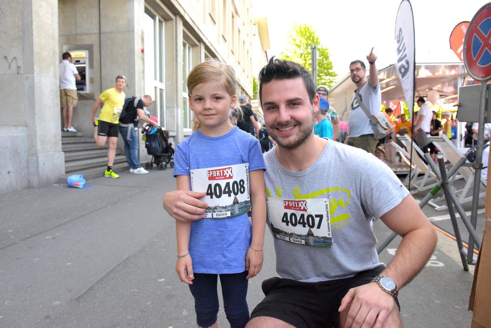 Patrick Felder (links) und Lia Lienert, Kriens, zum 41. Stadtlauf: «Ich habe schon viele Medaillen zu Hause. Ich freue mich, dass ich heute wieder eine erhalten habe.» (Bild: LZ)