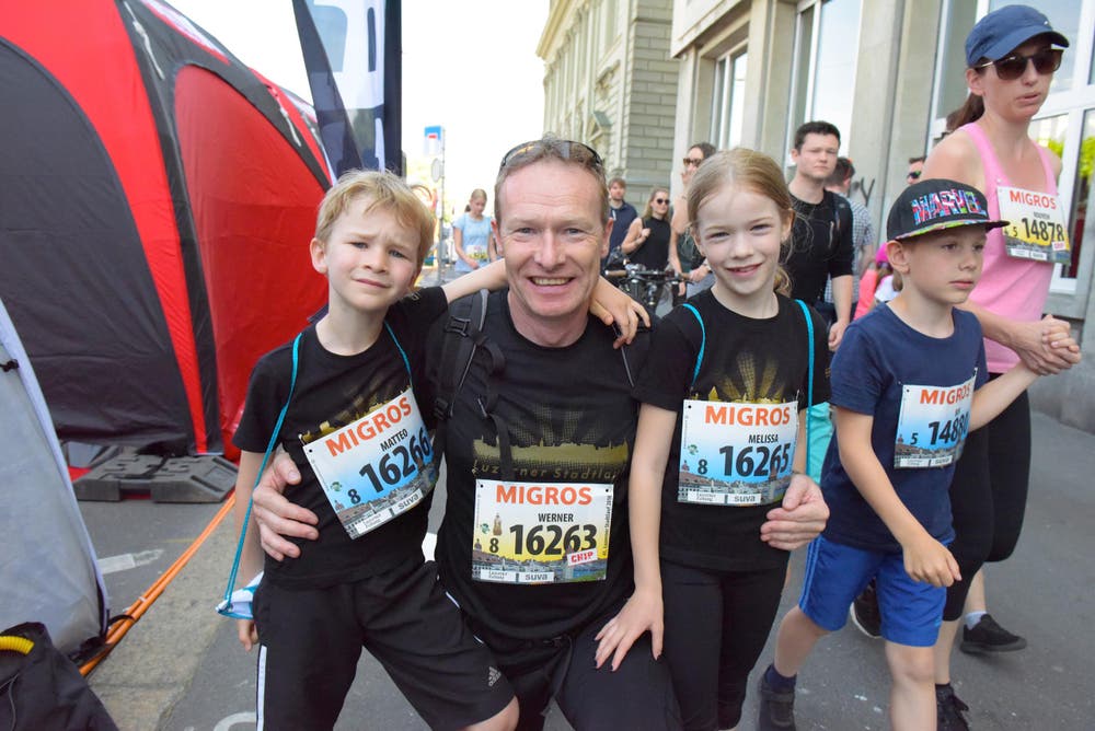Werner Rohrer (Mitte) mit Matteo (links) und Melissa, Büren, Startnummer 16 263, zum 41. Stadtlauf: «Unser Dädi muss schnell laufen, wenn er mit uns zusammen ins Ziel einlaufen will.» (Bild: LZ)