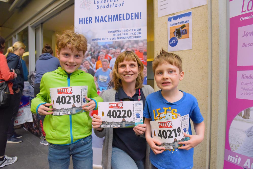 Susanne Scheidegger aus Stans mit Joel (40 218) und Cyrill (40 219), Startnummer 40 220, zum 41. Stadtlauf: «Die Kinder freuen sich natürlich, wenn sie mir und meinem Mann davonspringen können und wir nach ihnen ins Ziel kommen.» (Bild: LZ)
