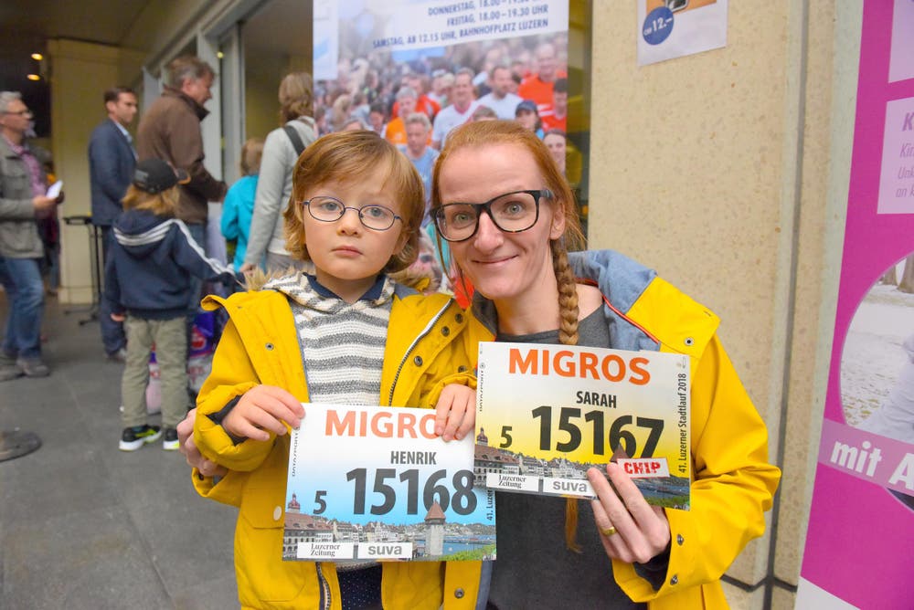 Sarah Kasper mit Henrik, Stadt Luzern, Startnummer 15 167, zum 41. Stadtlauf: «Wir freuen uns riesig auf den Familienlauf. Ein Kompliment an die Organisatoren; der Anlass erfreut sich grosser Beliebtheit, sicher auch, weil jede Person teilnehmen kann.» (Bild: LZ)