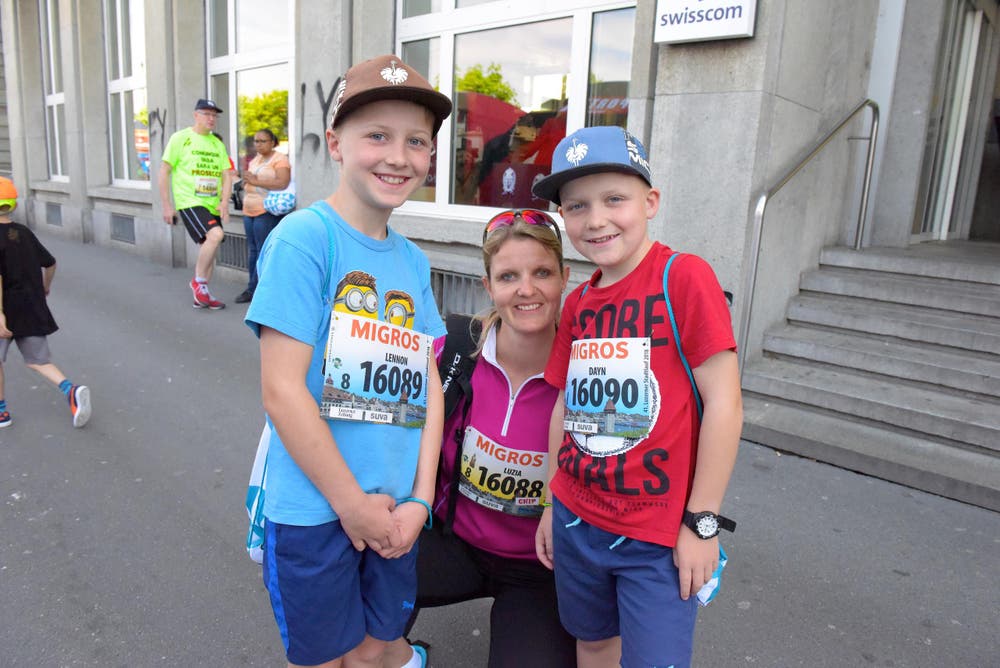 Luzia Bärtschi mit Lennon (links) und Dayn, Kriens, Startnummer 16 088, zum 41. Stadtlauf: «Wir alle können den Startschuss kaum erwarten. Es kribbelt schon ein bisschen.» (Bild: LZ)