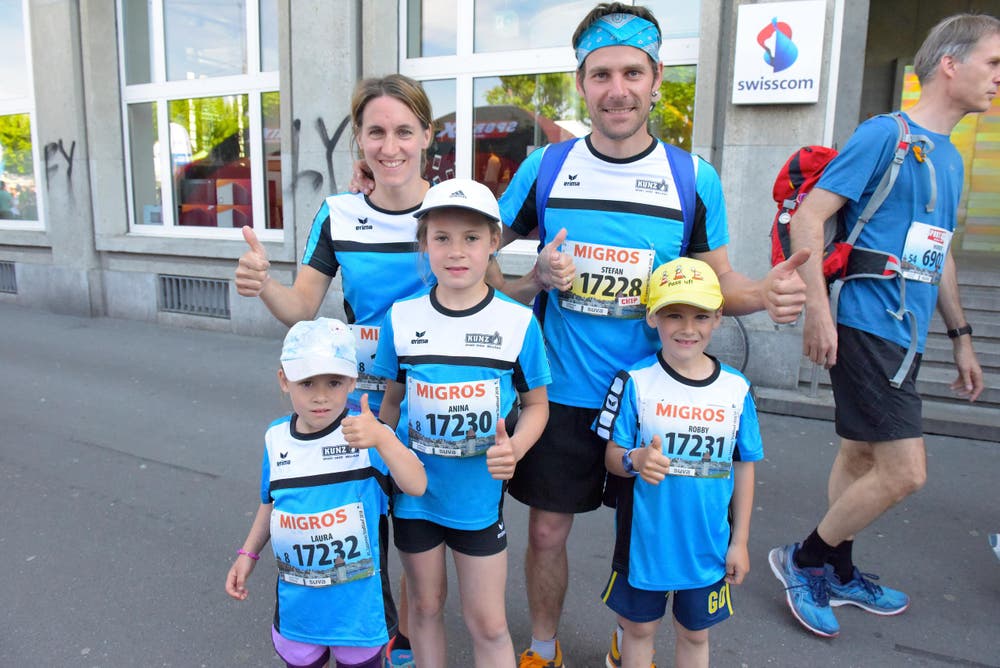 Stefan und Jenny Kistler (links) mit Robby (17 231), Anina (17 230), Laura (17 232), Grosswangen, zum 41. Stadtlauf: «Der Stadtlauf ist ein Anlass für Gross und Klein, für jedermann, das schätzen wir sehr.» (Bild: LZ)