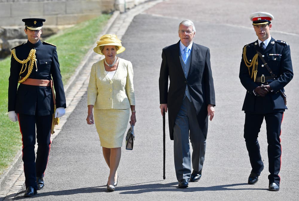 Der früherer britische Premierminister Sir John Major und seine Frau Lady Norma Major. (Toby Melville/pool photo via AP)