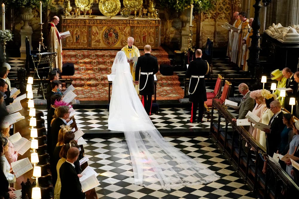 Das Brautpaar steht während der Zeremonie vor dem Erzbischof von Canterbury Justin Welby.. (Owen Humphreys/pool photo via AP)