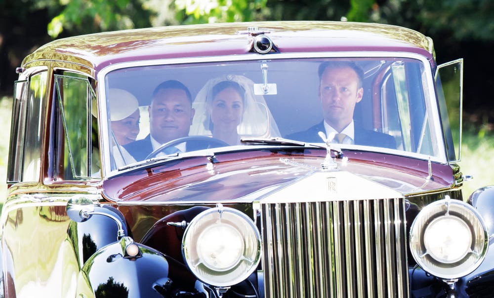 Meghan Markle und ihre Mutter Doria Ragland im Wagen auf dem Weg zur Kirche. (AP Photo/Tim Ireland)