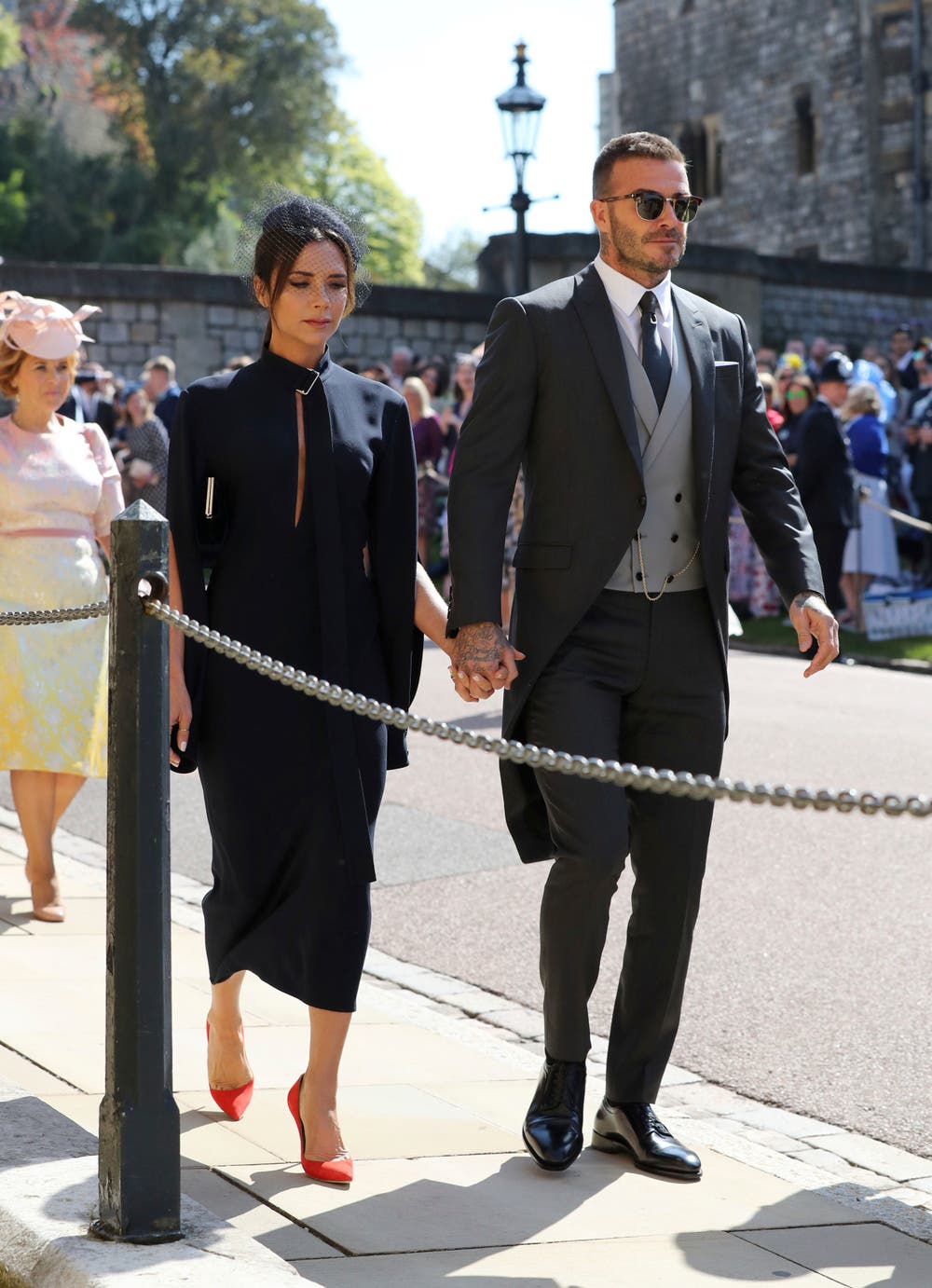 Designerin Victoria und Ex-Fussballprofi David Beckham sind ebenfalls dabei. (Gareth Fuller/pool photo via AP)