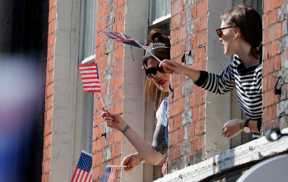 Die Frauen schwenken britische und US-amerikanische Flaggen. (AP Photo/Frank Augstein)