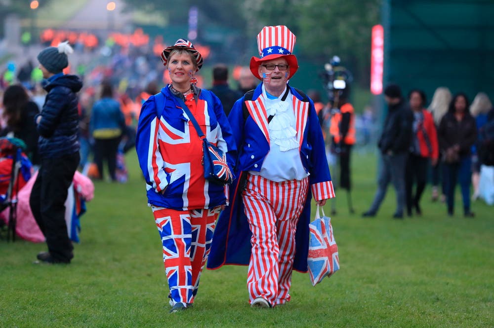 Die Fans zelebrierten den Event in den Farben und Flaggen von Grossbrittannien für den Prinzen Harry und von den USA für Meghan Markle. (Mike Egerton/PA via AP)