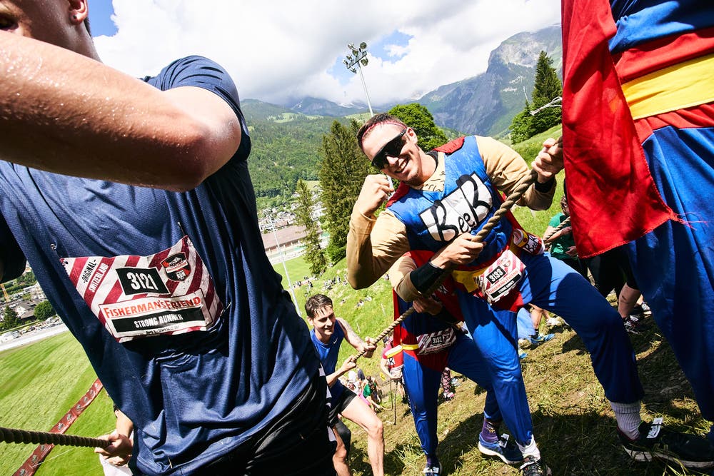 Kräfteraubend: Am Seil geht es die Skisprung-Schanze hoch. (Bild: PD)