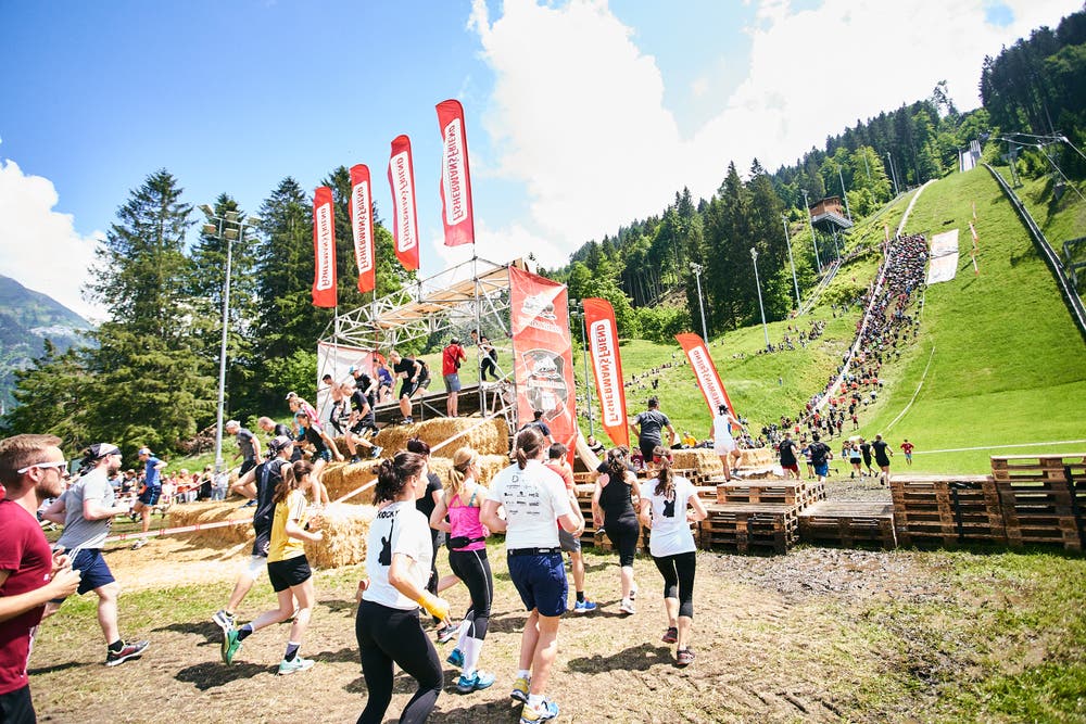 Kräfteraubend: Am Seil geht es die Skisprung-Schanze hoch. (Bild: PD)