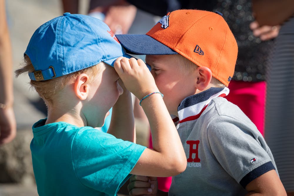 Zwei Kinder kämpfen um die Mütze (Bild: Christian H. Hildebrand, 23. Juni 2018).
