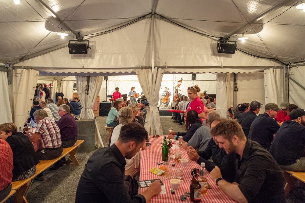 Im Gärbiplatzzelt spielt gerade die Band Raendom und Gäste (Bild: Christian H. Hildebrand, 23. Juni 2018).
