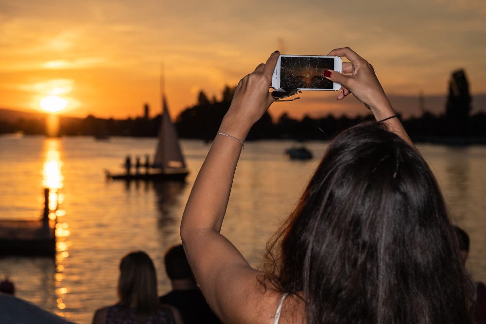 Der Zuger Sonnenutergang fasziniert immer wieder (Bild: Christian H. Hildebrand, 23. Juni 2018).