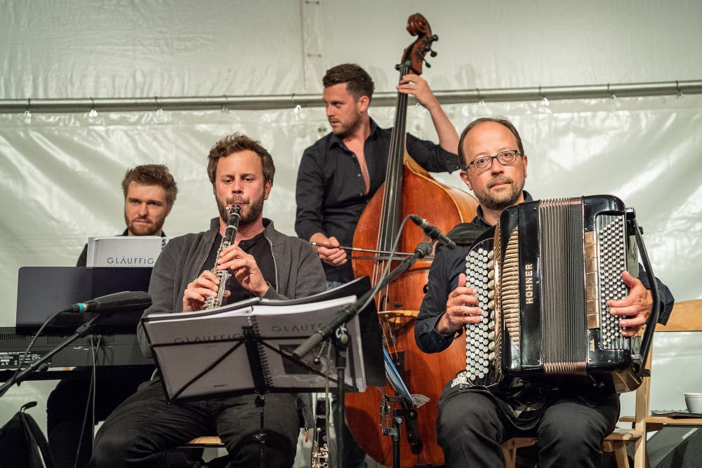 Die Band Glaeuffig im Zelt am Gaerbiplatz (Bild: Christian H. Hildebrand, 23. Juni 2018).