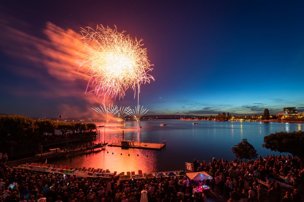Das Feuerwerk über dem Zuger Seebecken (Bild: Christian H. Hildebrand, 23. Juni 2018).