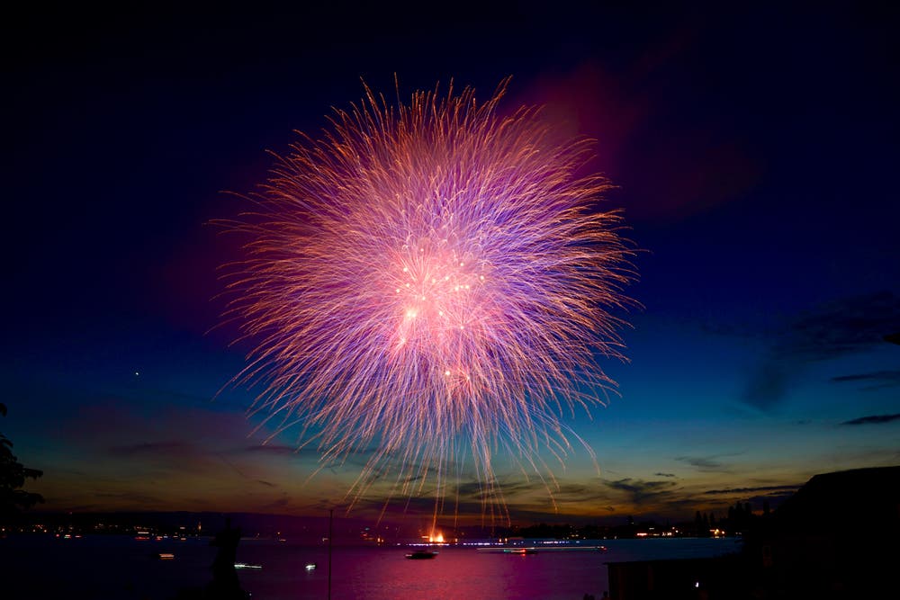 Grandioses Feuerwerk über dem Zuger Seebecken. (Leserbild: Markus Röösli, 23. Juni 2018)
