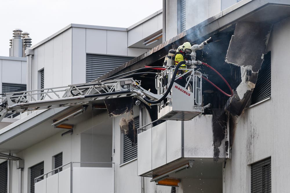 Die Feuerwehr ist im Einsatz in Kriens bei einem Wohnungsbrand. (Bild: Philipp Schmidli/LZ, Kriens, 3. Juli 2018)