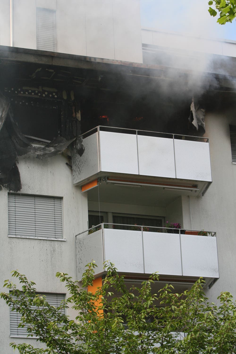 Die Fassade der betroffenen Wohnung in Kriens ist schwarz verfärbt. (Bild: Leserbild Walter Näf)