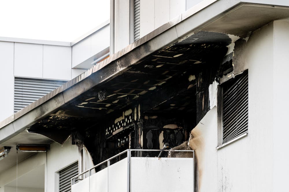 Die verkohlte Fassade nach dem Wohnungsbrand in Kriens. (Bild: Philipp Schmidli/LZ, Kriens, 3. Juli 2018)