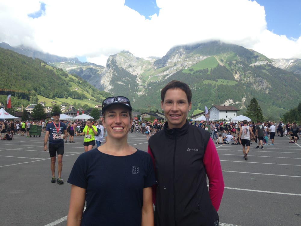 Karin Widmer aus Stans (links) und Sandra Müller aus Engelberg liefen auf die Ränge 4 und 2 über die Ultra-Distanz. (Bild: Carina Odermatt, Engelberg, 2. Juni 2018)