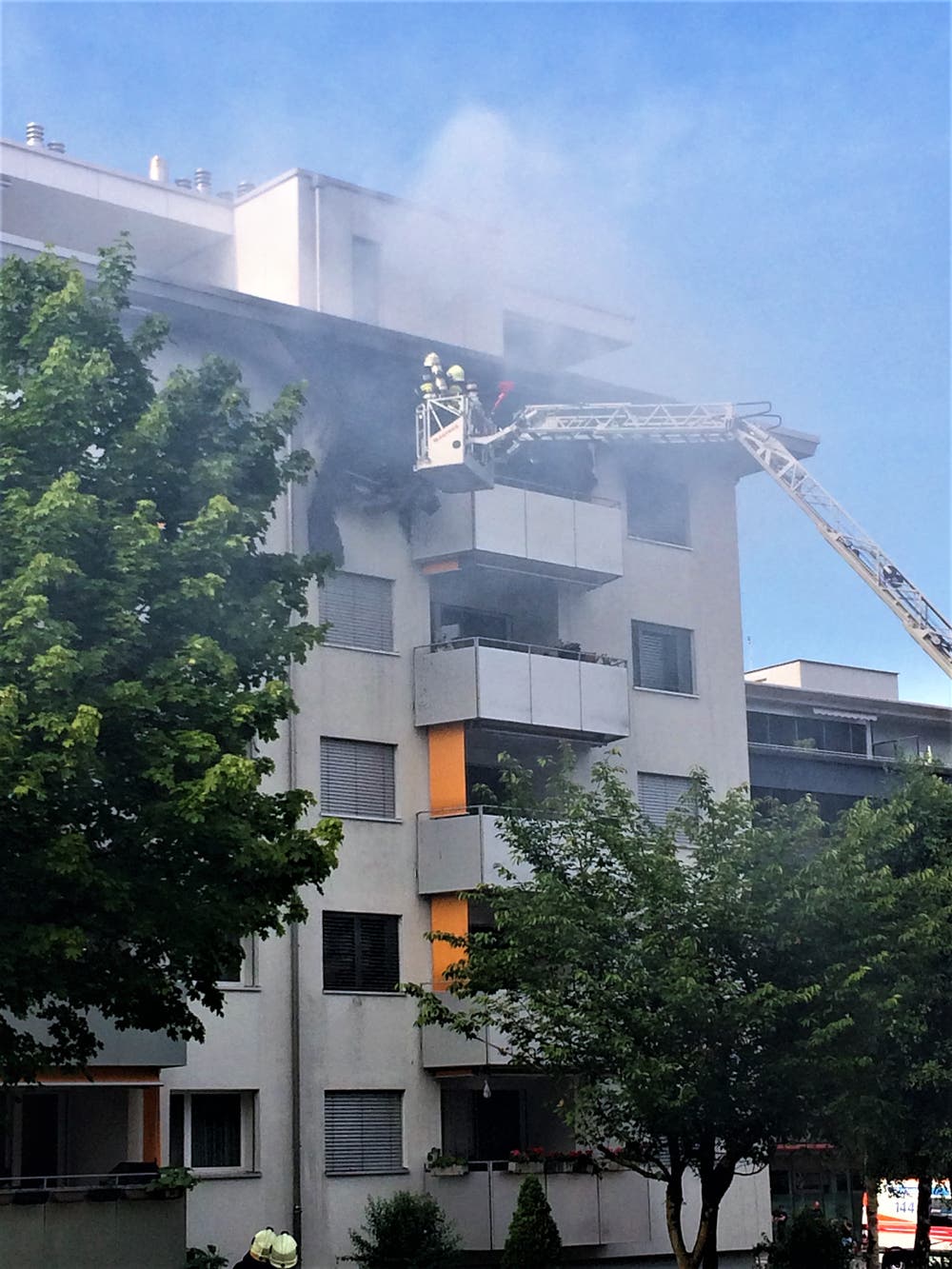 Der Feuerwehr gelang es schnell, den Brand unter Kontrolle zu bringen. (Bild: Leserbild Werner Lanski)