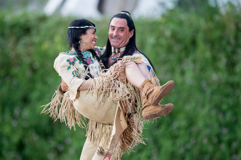 Der Schauspieler Tom Volkers als Winnetou und Giusy Bringold als Ribanna. (Bild: Urs Flüeler / Keystone (Engelberg, 4. Juli 2018))