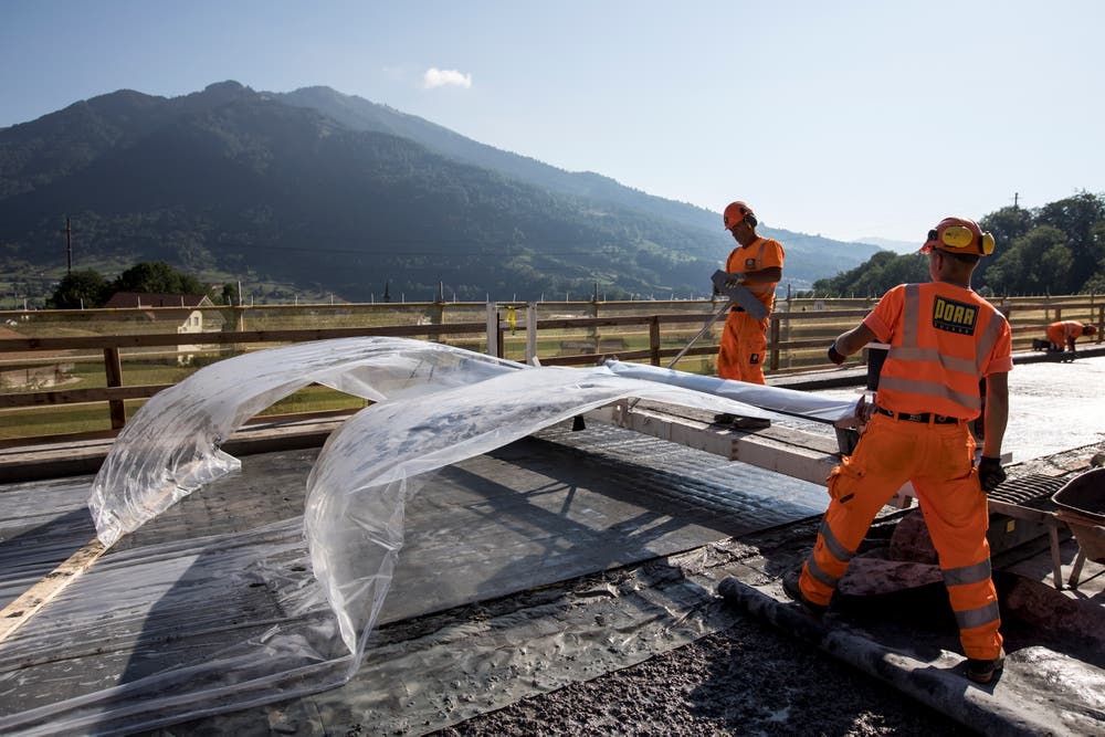 Die Zusammensetzung macht den Ultra-Hochleistungs-Faserbeton gegenüber dem herkömmlichen Beton dichter und härter. (Bild: Alexandra Wey / Keystone (Goldau, 12. Juli 2018))