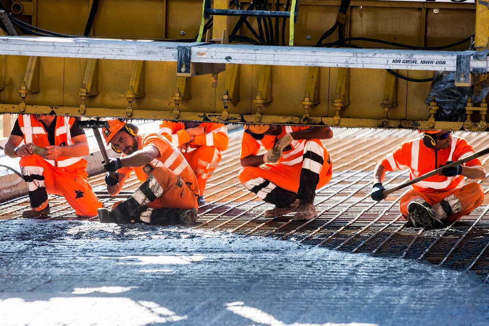 Um ein Rosten der Armierung zu vermeiden, werden Autobahnbrücken abgedichtet. (Bild: Alexandra Wey / Keystone (Goldau, 12. Juli 2018))