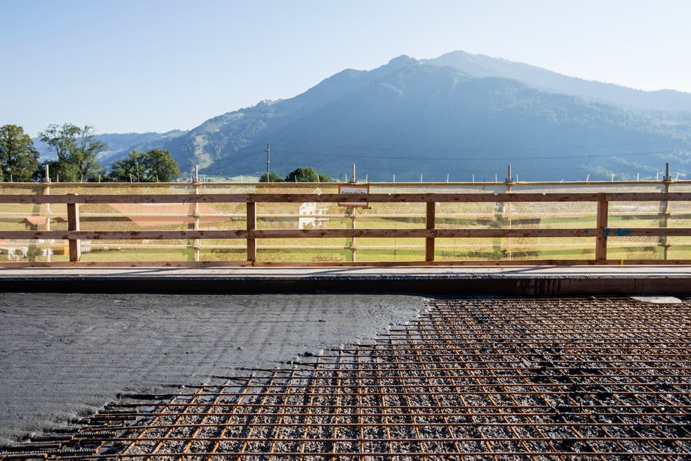 Ultra-Hochleistungs-Faserbeton enthält drei bis vier Mal mehr Zement sowie mehr Bindemittel als normaler Beton. (Bild: Alexandra Wey / Keystone (Goldau, 12. Juli 2018))