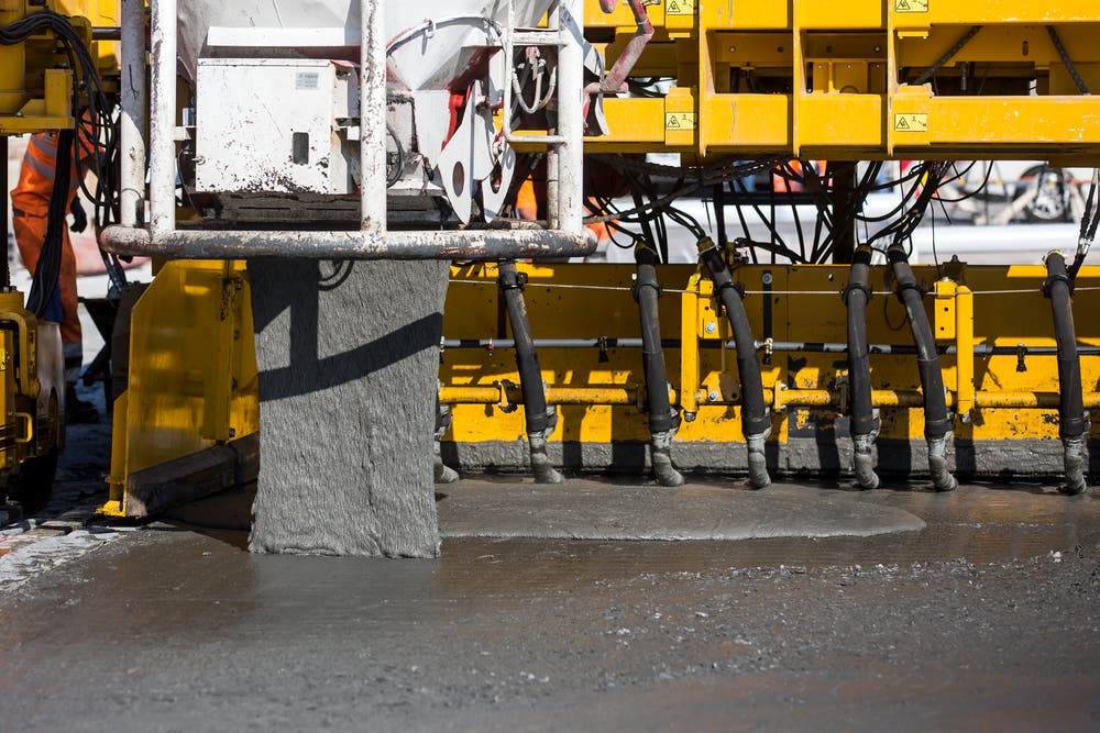 Ultra-Hochleistungs-Faserbeton (UHFB) nennt sich das neue Material, das auf der Autobahn eingebaut wird. (Bild: Alexandra Wey / Keystone (Goldau, 12. Juli 2018))