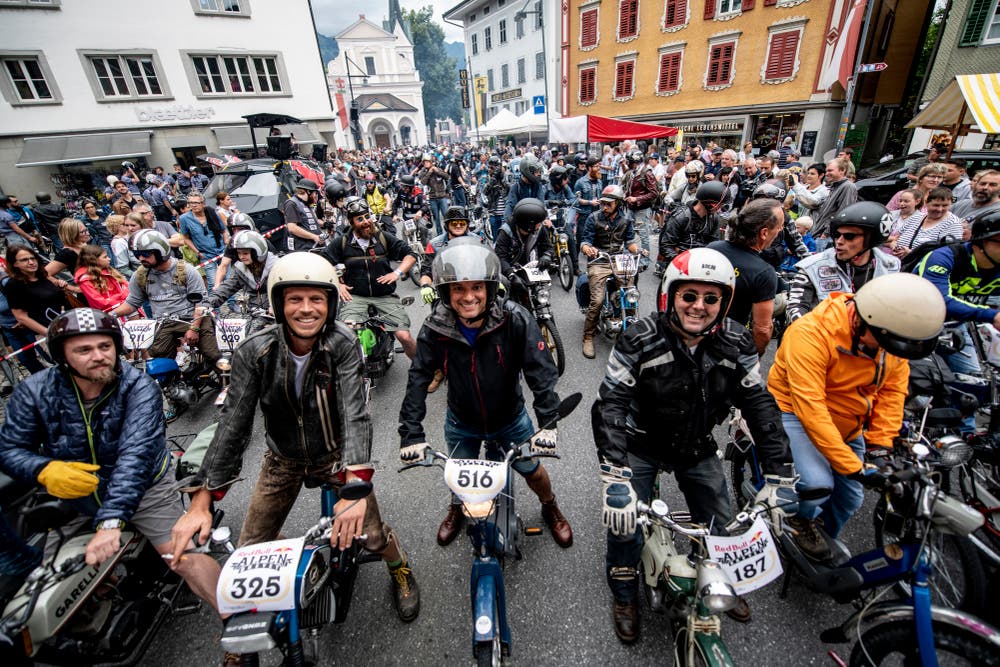Startklar in Sarnen. Rund 1200 Töffli-Fans nahmen am Samstag am Red Bull Alpenbrevet teil.