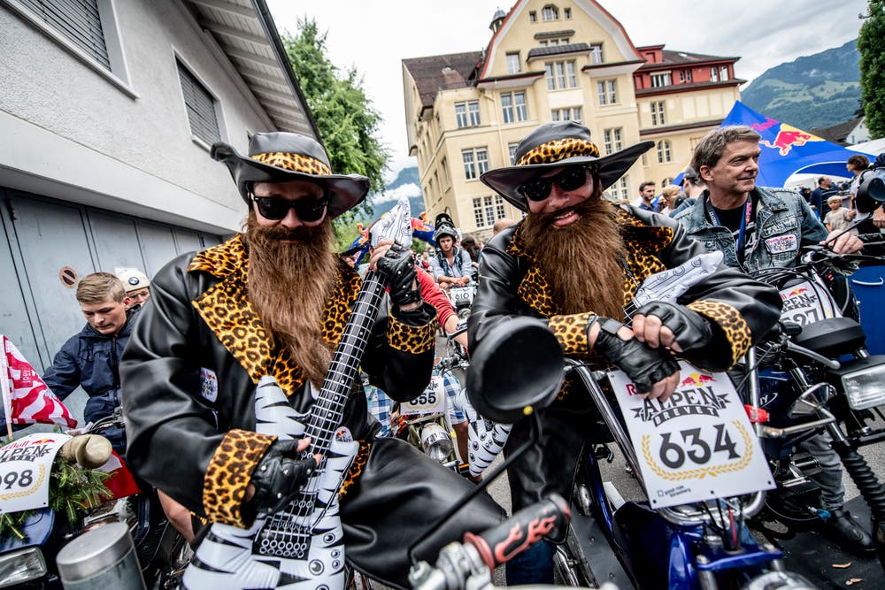 Die Töfflis sind echt, Bärte und Gitarren weniger.