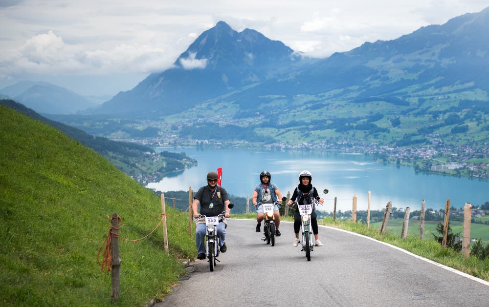 Die Fahrt führte durch die hübsche, naturgegebene Kulisse, hier mit Blick auf den Sarnersee und im Hintergrund das Stanserhorn.